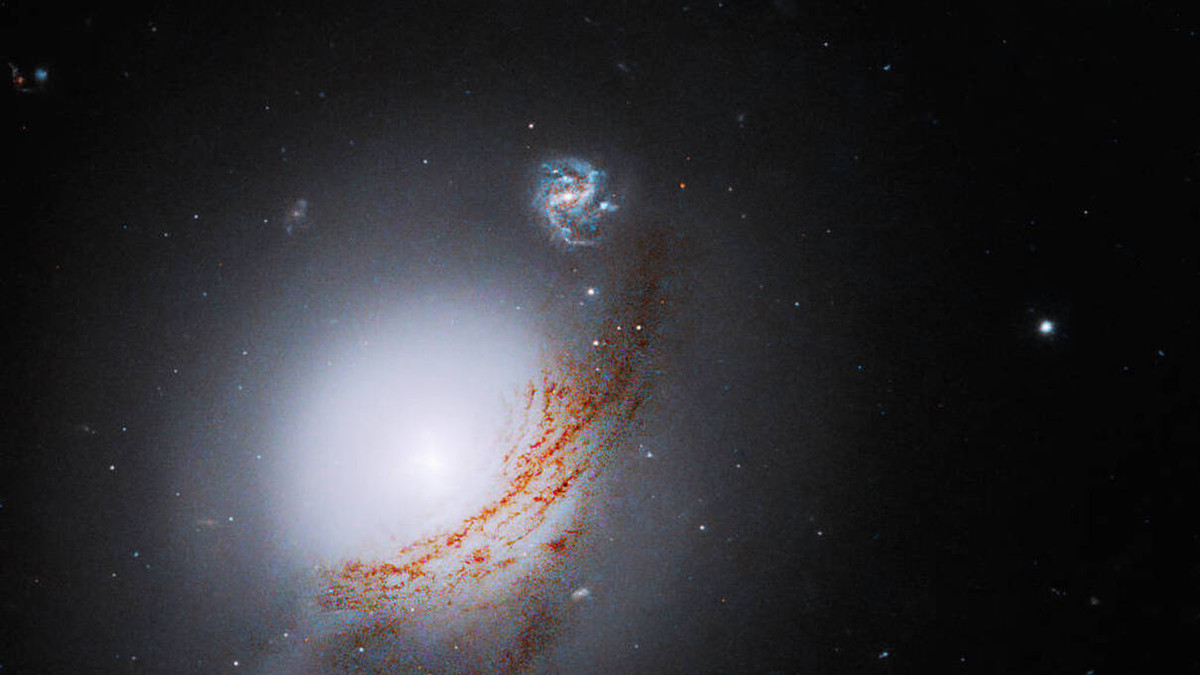 Рідкісна яскрава галактика - фото 1