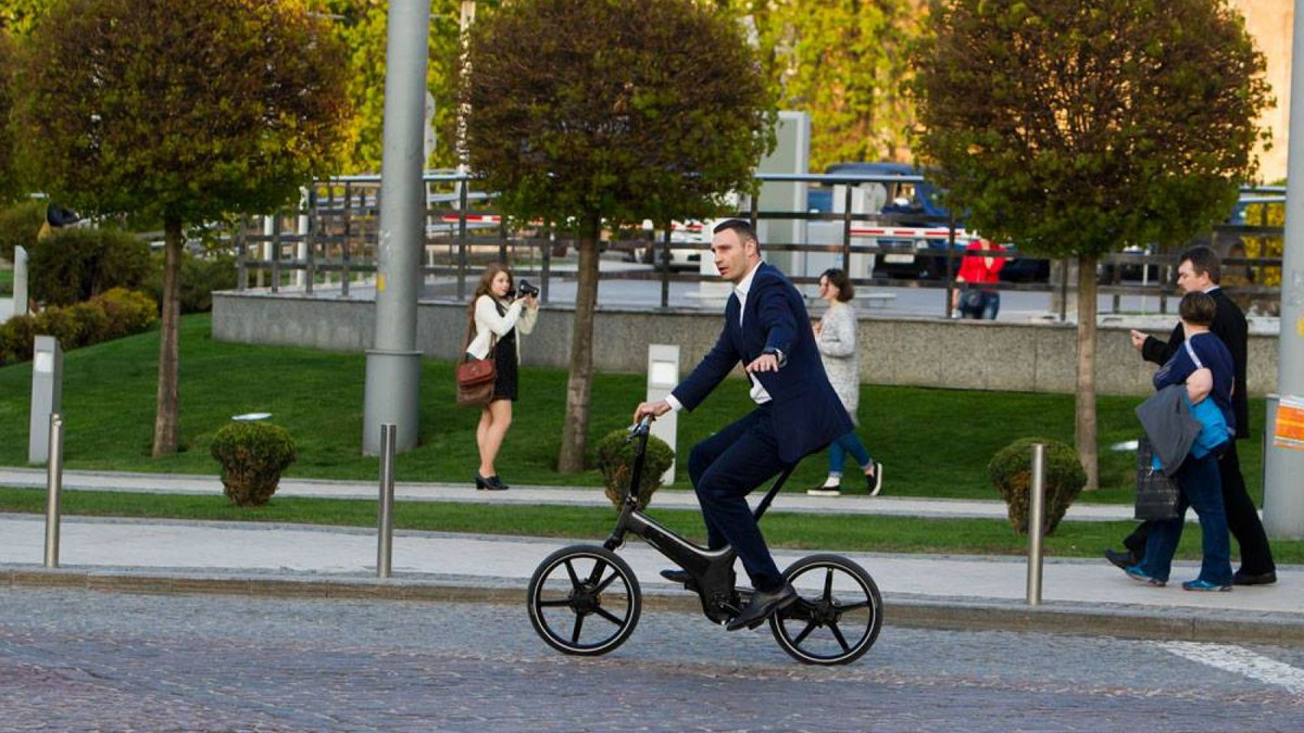На цьому велосипеді Кличко впав посеред Києва - фото 1