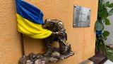 Щоб розгледіти, необхідно стати на коліна: у Києві відкрили мініскульптуру 