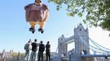У Лондоні підняли в повітря 95-кілограмову фігуру тітоньки Мардж