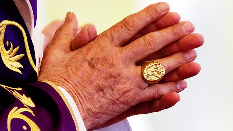 В Римі знищили перстень Папи Римського - фото 1