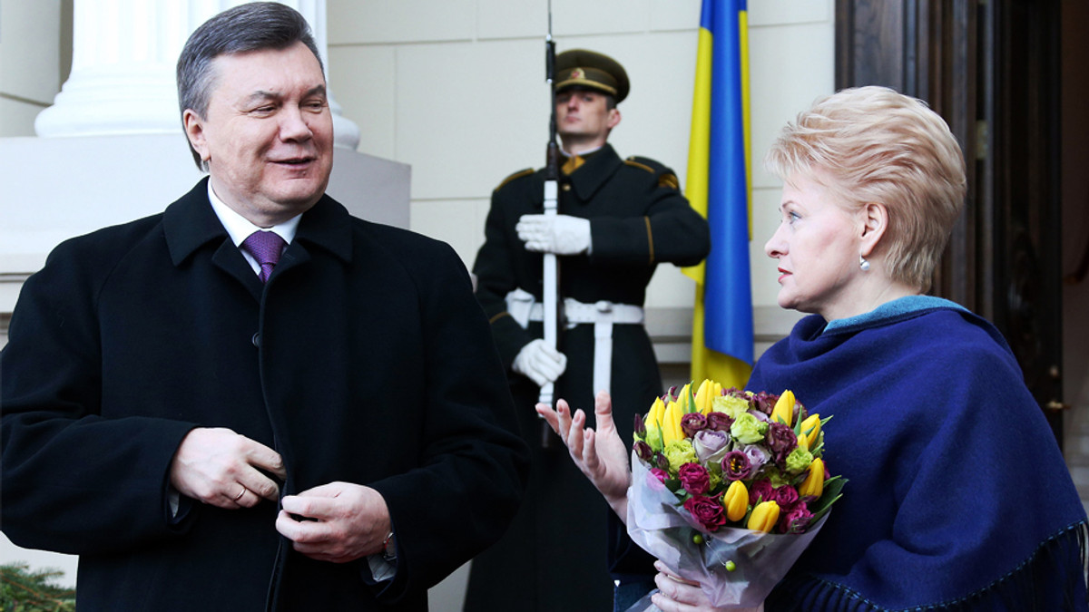 Янукович привітав жінок <nobr>з 8 березня</nobr> - фото 1