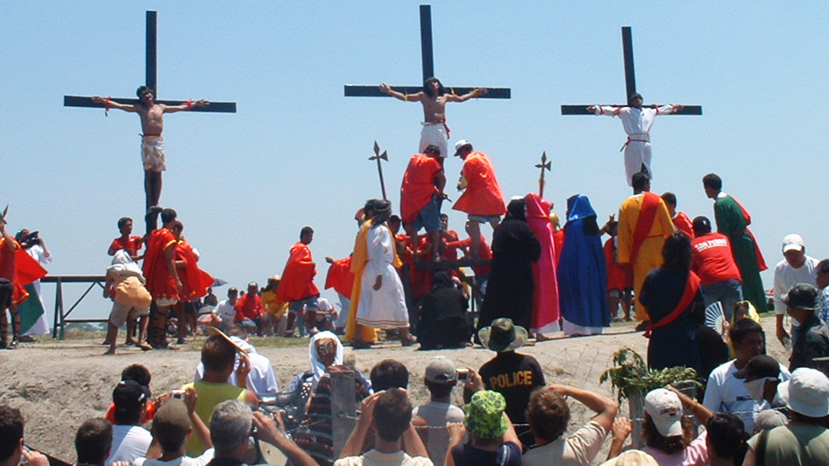 Філліпінці добровільно розіп'яли себе на хресті - фото 1