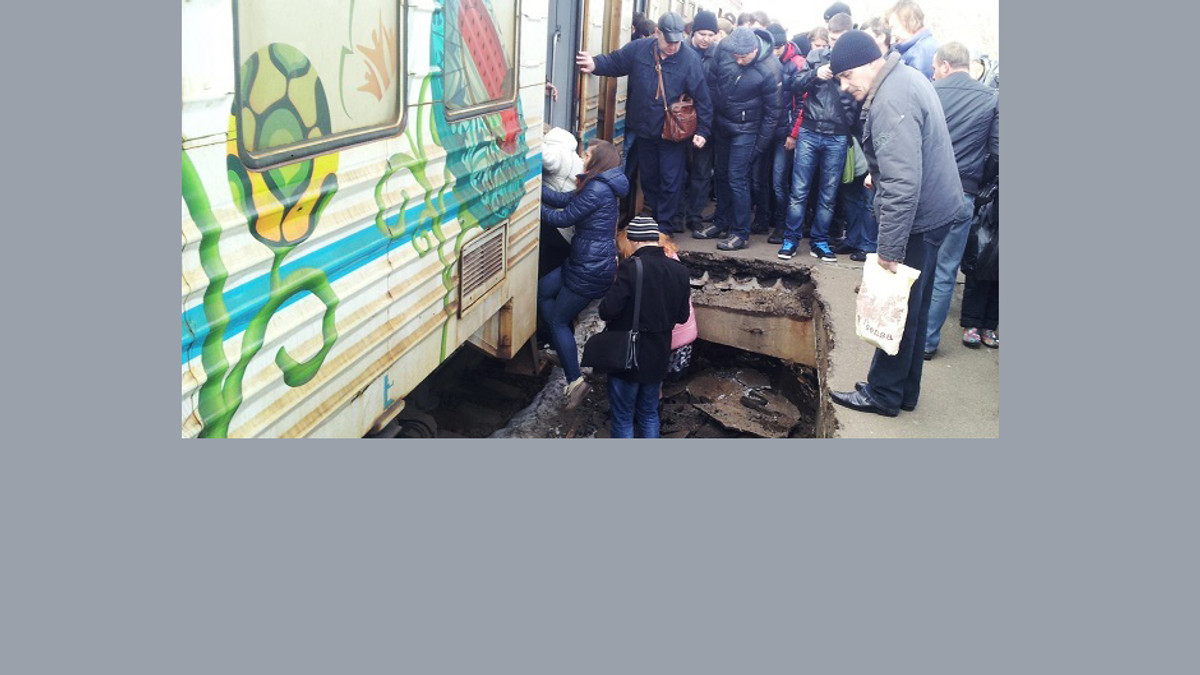 У Києві на залізничній станції обвалився перон - фото 1