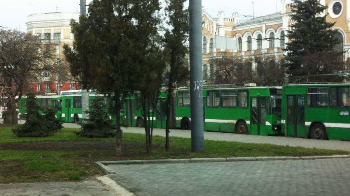 Харків блокують від мітингу тролейбусами і маршрутками - фото 1