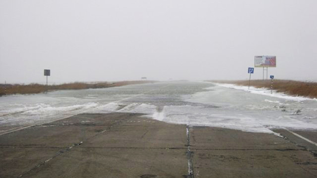 На херсонщині Азовське море затопило трасу - фото 1