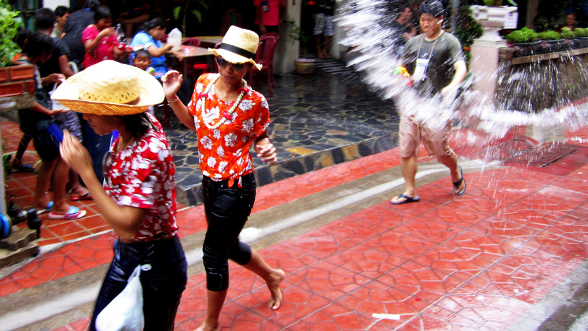 У Лаосі пройшов фестиваль обливання водою - фото 1