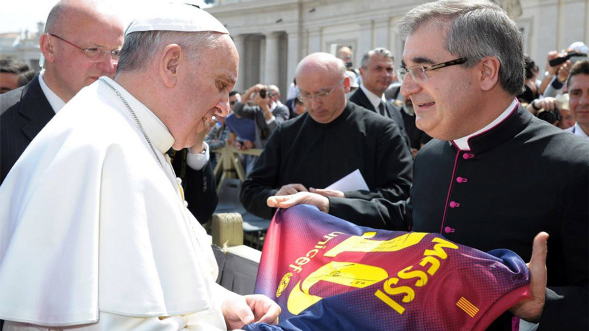 Папа Римський продовжує колекціонувати футболки - фото 1