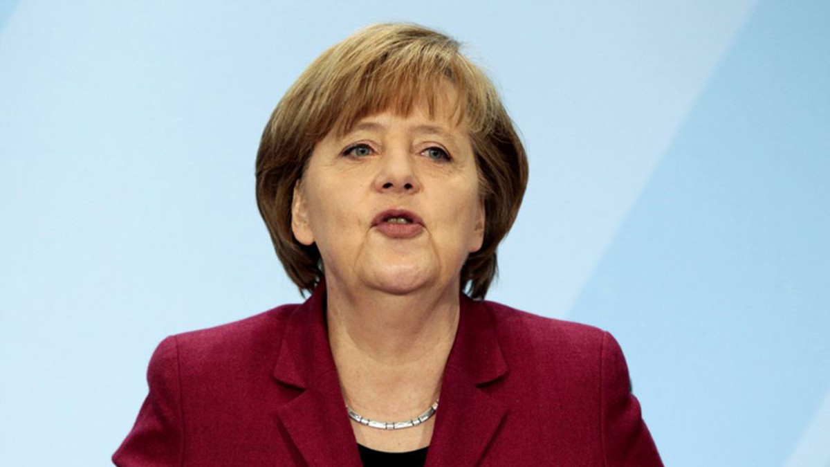 Комуністи перетворили Меркель на нациста - фото 1