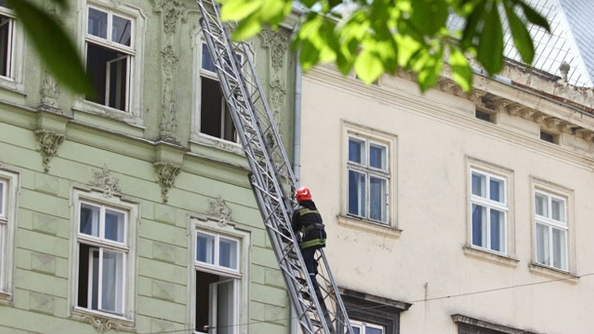 У центрі Львова горять два будинки - фото 1