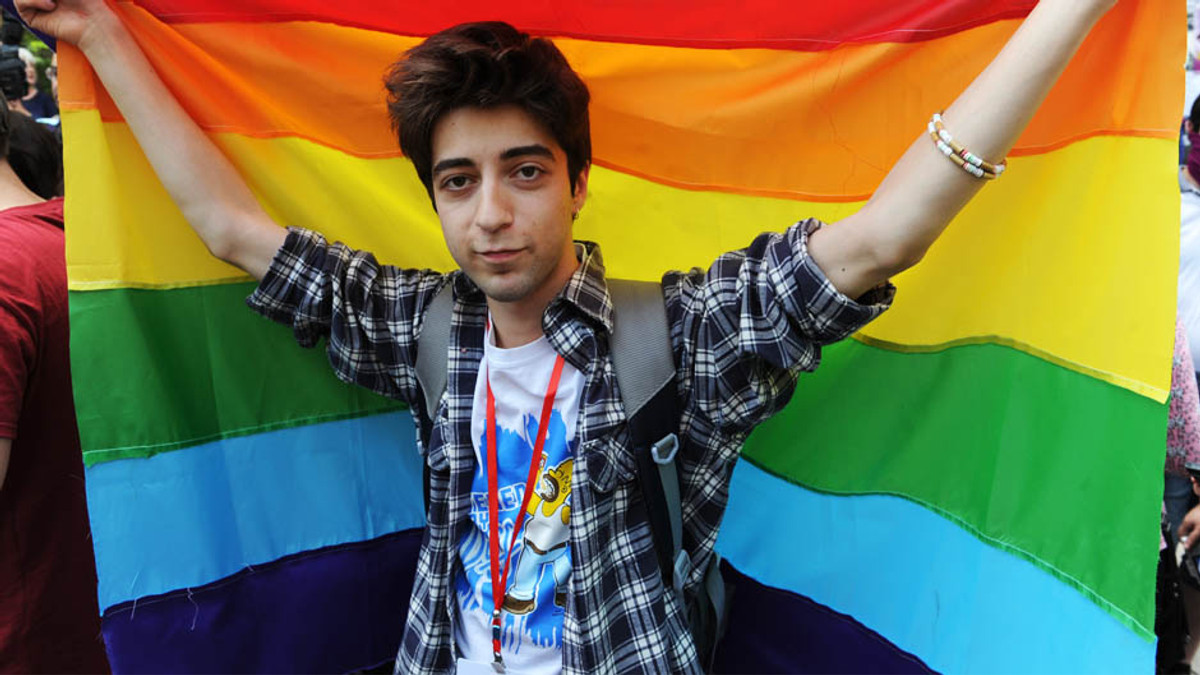 У Тбілісі поліція рятувала учасників гей-параду - фото 1
