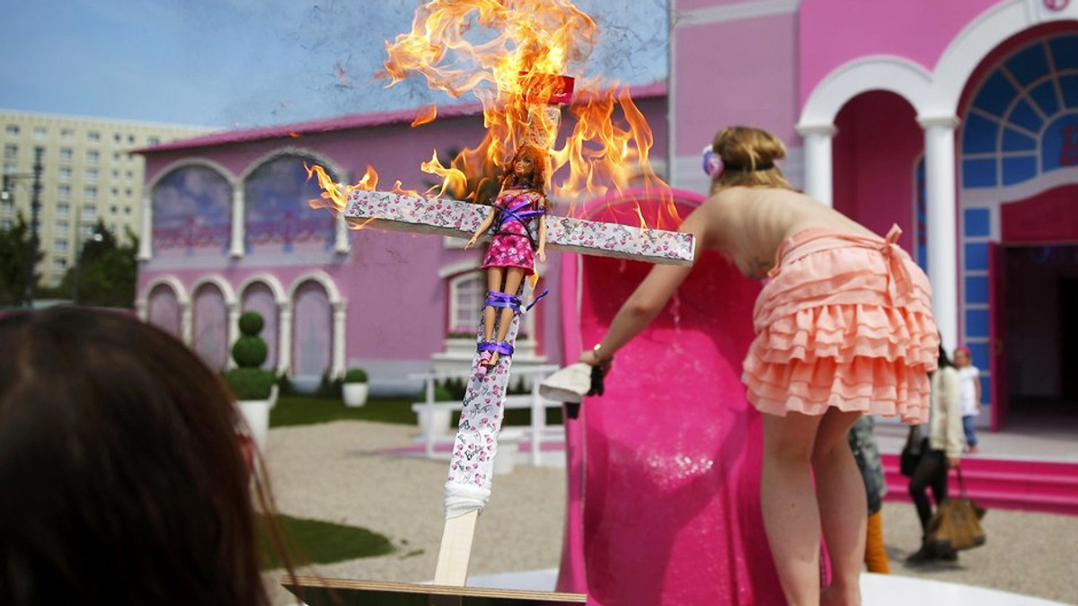 У Берліні активістка FEMEN спалила Барбі на хресті - фото 1