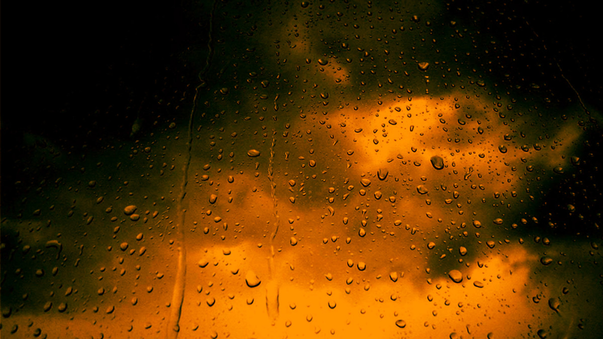 В Ужгороді вночі випав оранжевий дощ - фото 1