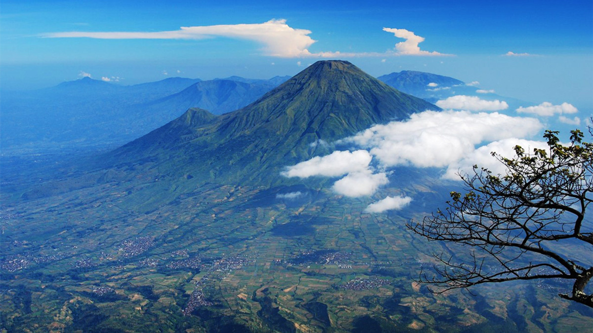 На Суматрі почалося виверження найвищого вулкану - фото 1