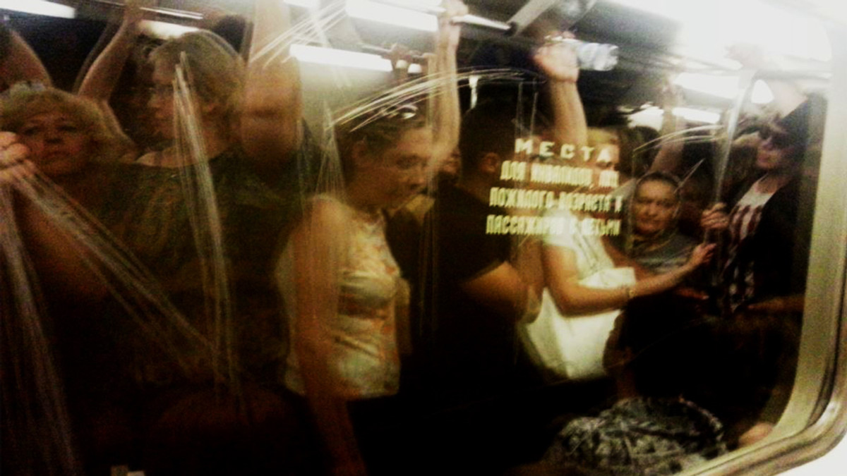 11 людей постраждали через аварію в метро Москви - фото 1
