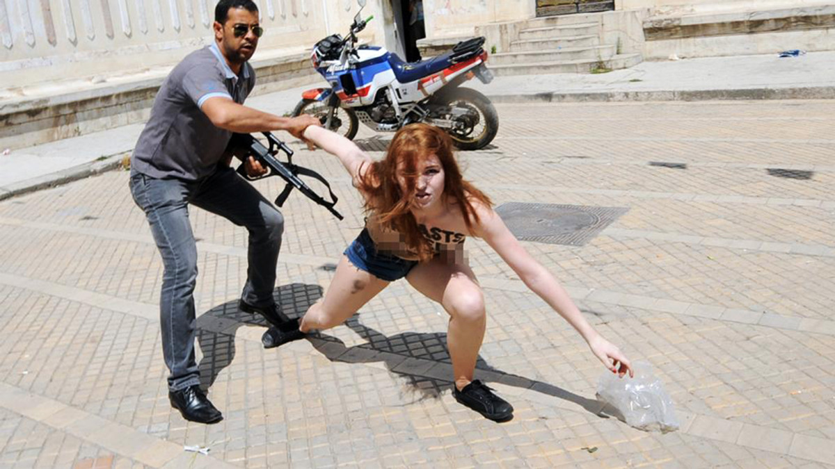 FEMEN роздягнулися під Європарламентом - фото 1