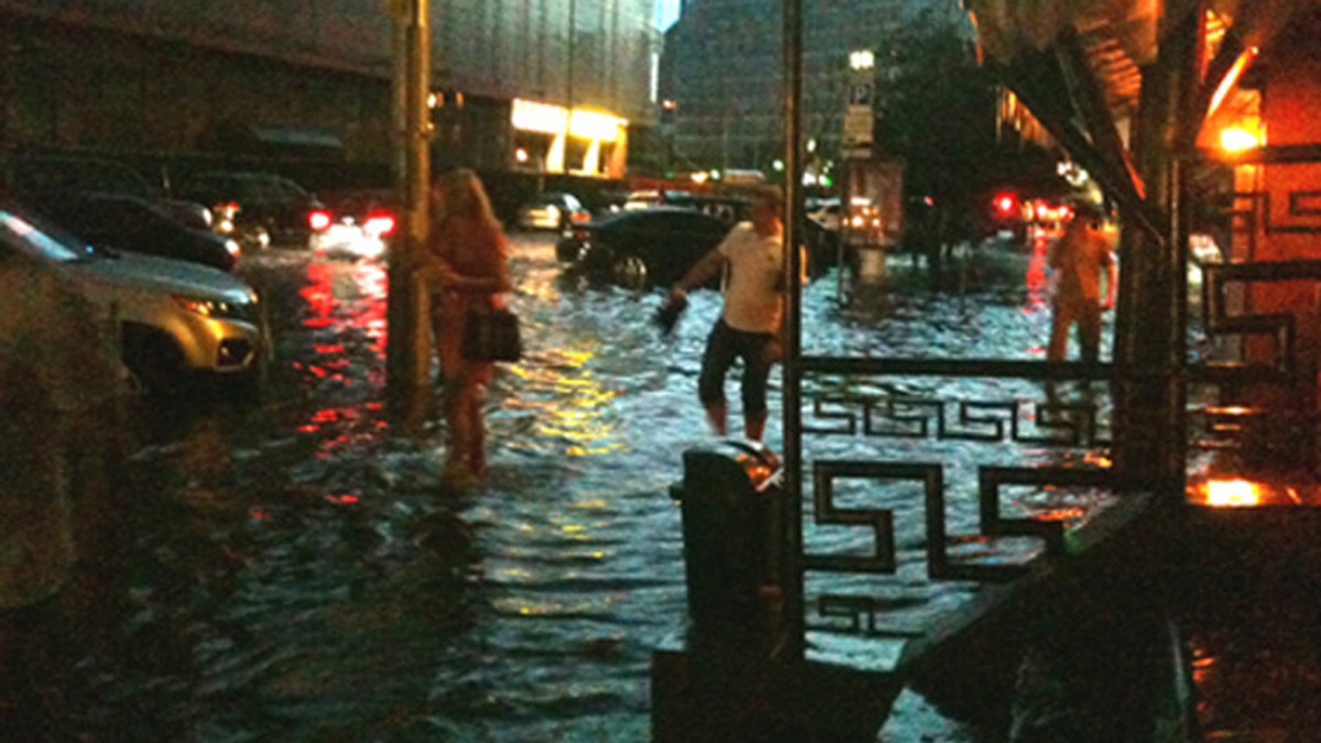 Затопило центральну вулицю Києва - фото 1