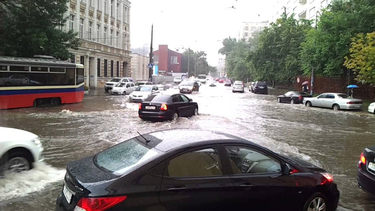 Москву паралізувала сильна злива - фото 1