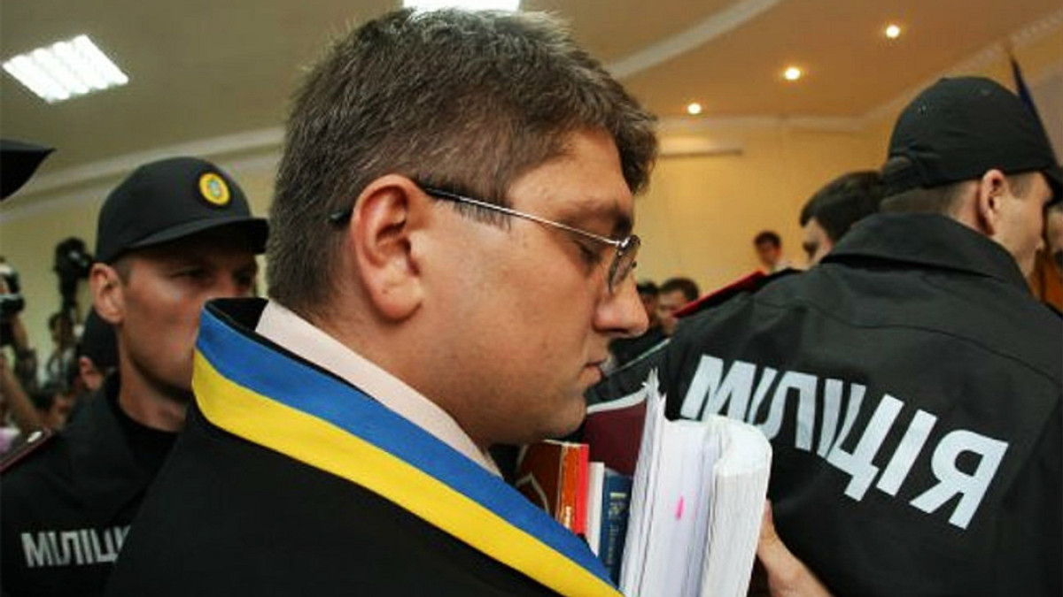 Суддів Тимошенко і Луценка посадять на лаву підсудних - фото 1