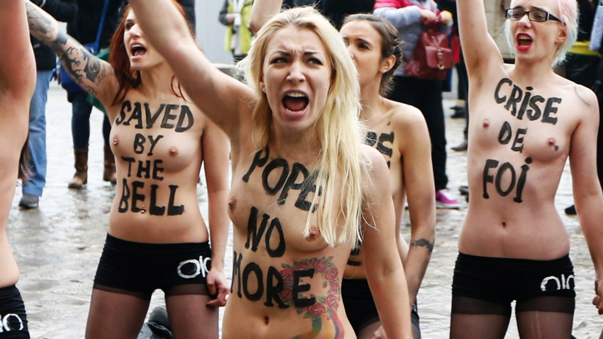 Активістки Femen втекли з України - фото 1