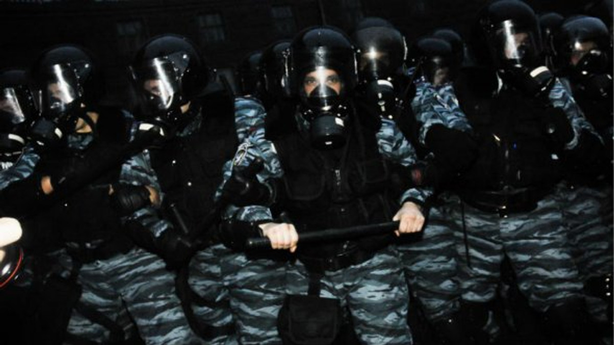 «Беркут» по-звірячому розігнав Євромайдан. ВІДЕО - фото 1