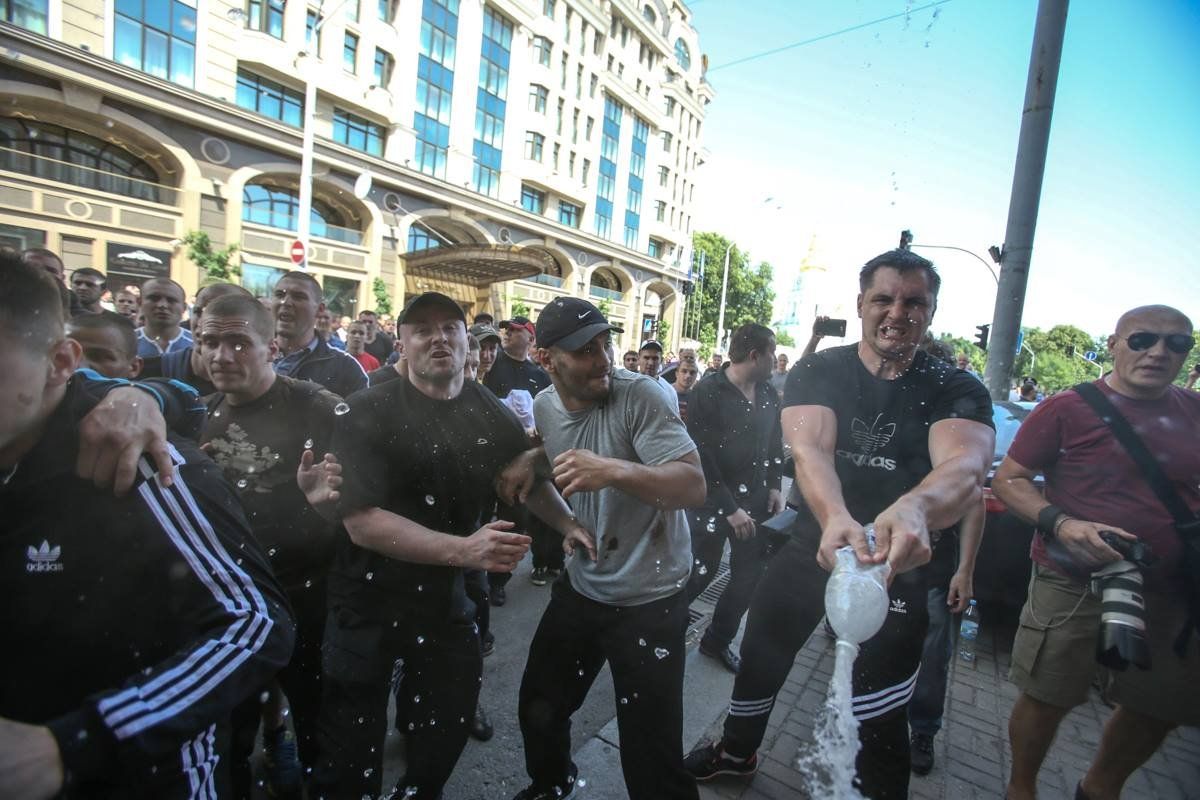 На насилля «Беркут» спровокували «тітушки» і гопники - фото 1