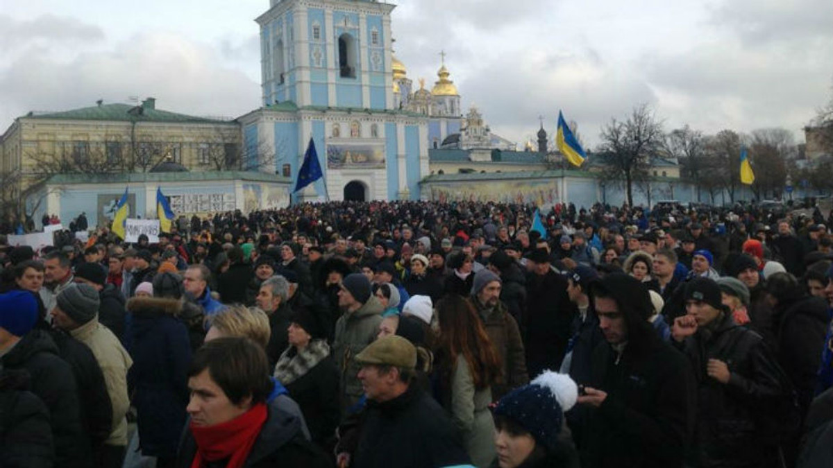 Євромайдан перемістився на Михайлівську площу - фото 1