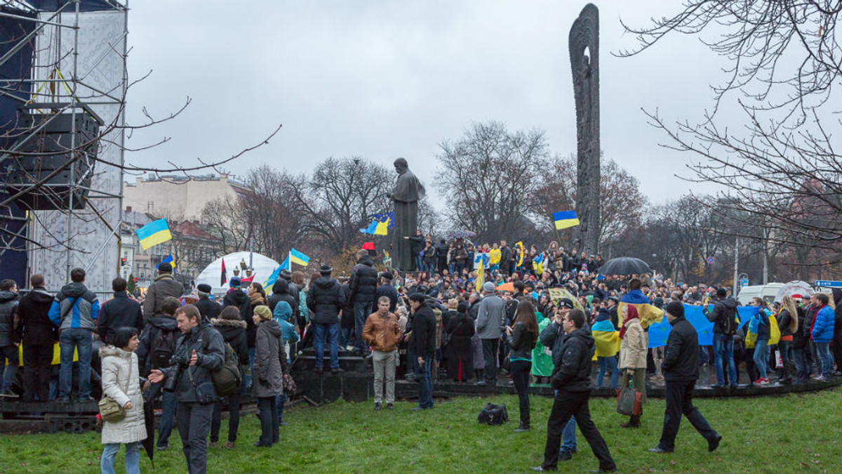 На львівському Євромайдані 10 тис. мітингувальників - фото 1