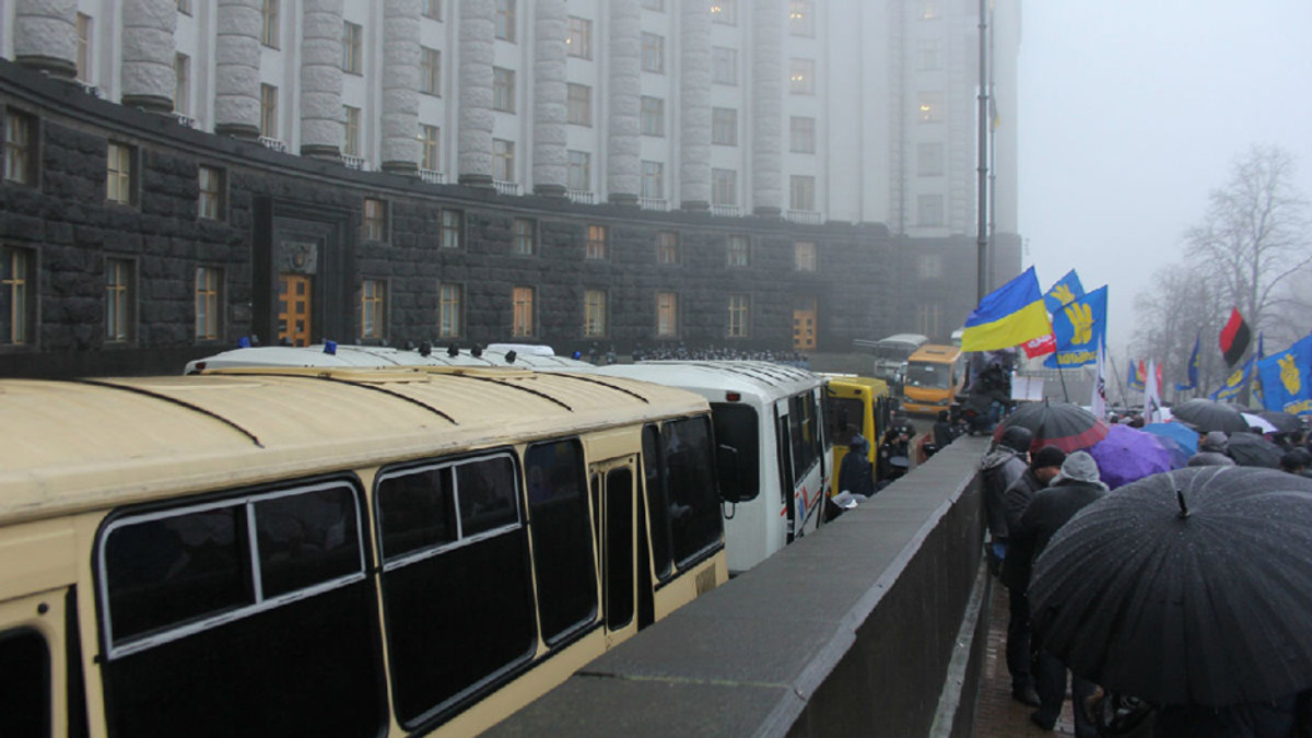 У центрі Києва - понад 20 автобусів "Беркута" - фото 1