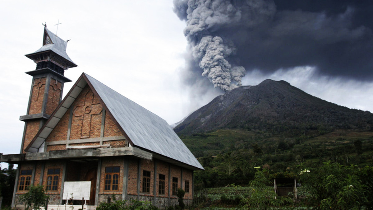 У Індонезії прокинувся вулкан Сінабунг - фото 1
