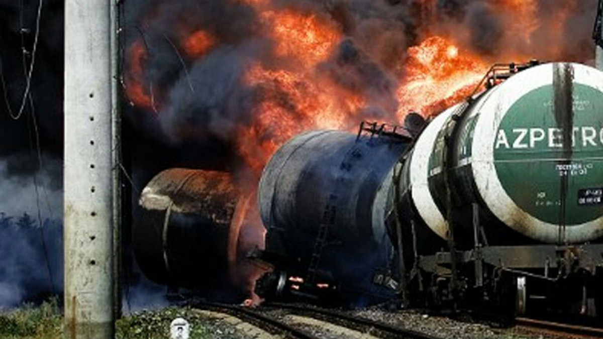 Потяг з нафтою зійшов з рейок і загорівся - фото 1