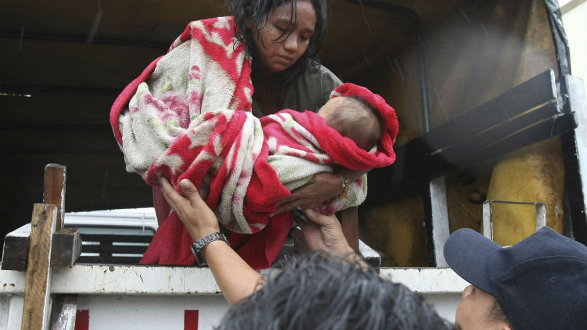 На Філіппінах жертвами тайфуну стали близько 100 осіб - фото 1