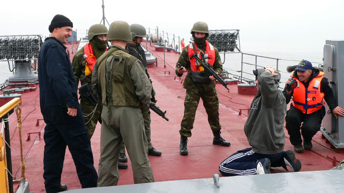 МЗС перевіряє, чи арештовували у Греції судно зі зброєю з України - фото 1