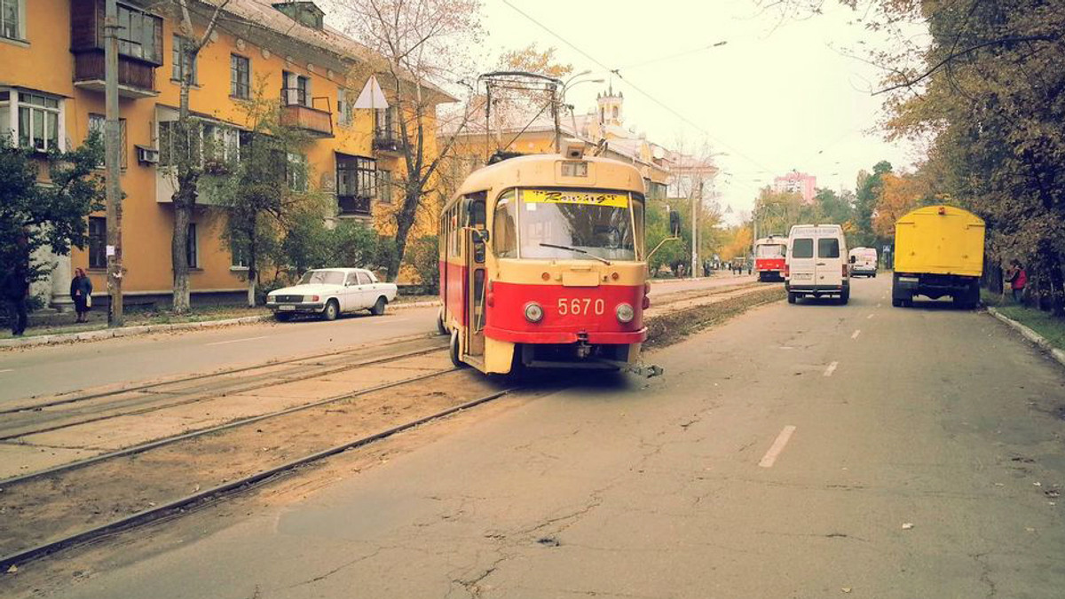 У Києві трамвай зійшов з рейок і перегородив дорогу - фото 1