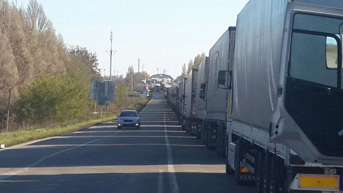 На кордоні України і Білорусі 5 днів стоять більше 100 вантажівок - фото 1