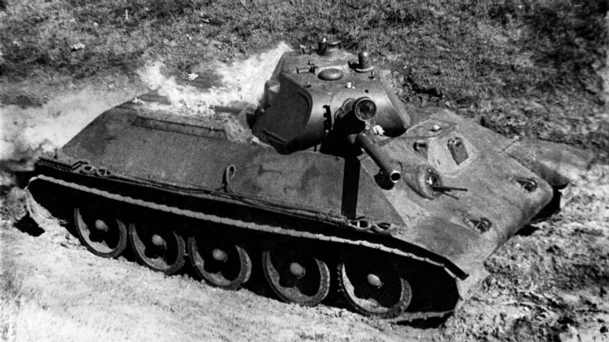 На Житомирщині активісти викопали танк Т-34 - фото 1