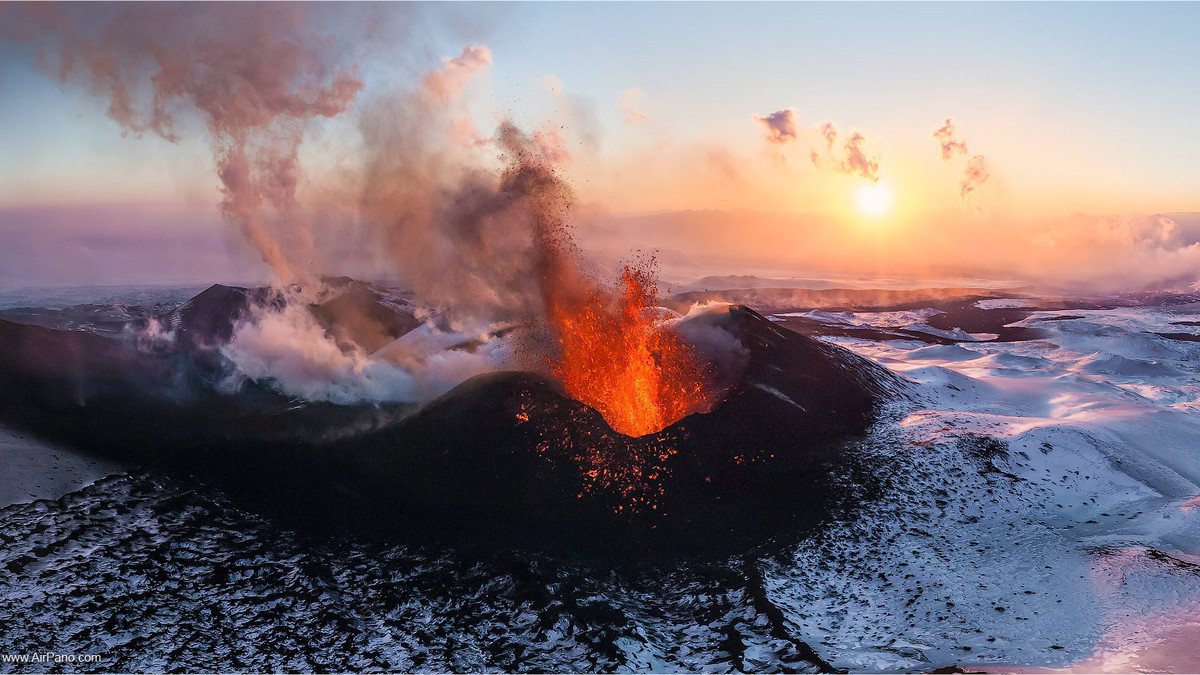 Прокинувся найвищий вулкан Євразії - фото 1