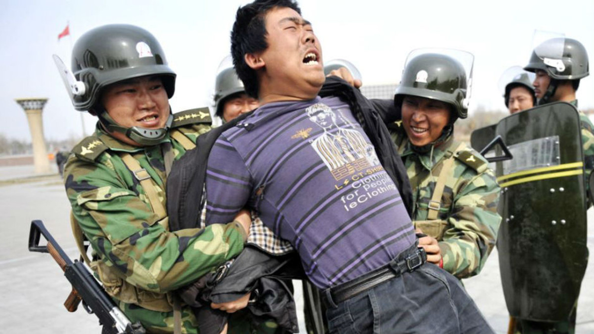 Дев'ять китайців з сокирами напали на поліцейських - фото 1