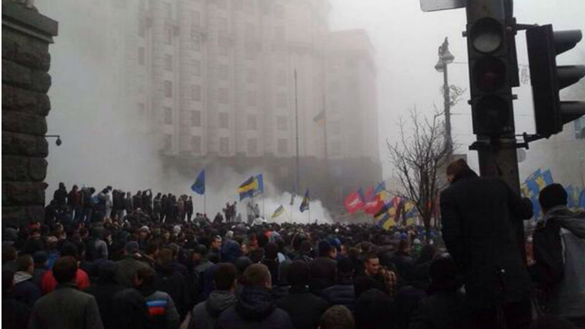 Мітингувальники вимагають присутності Януковича і Азарова - фото 1