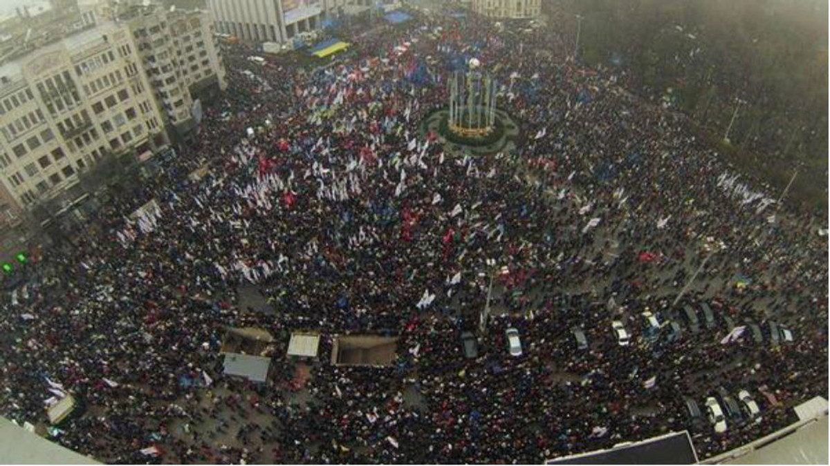 Російські ЗМІ: На Євромайдані зібралось 2-3 тисячі чоловік - фото 1