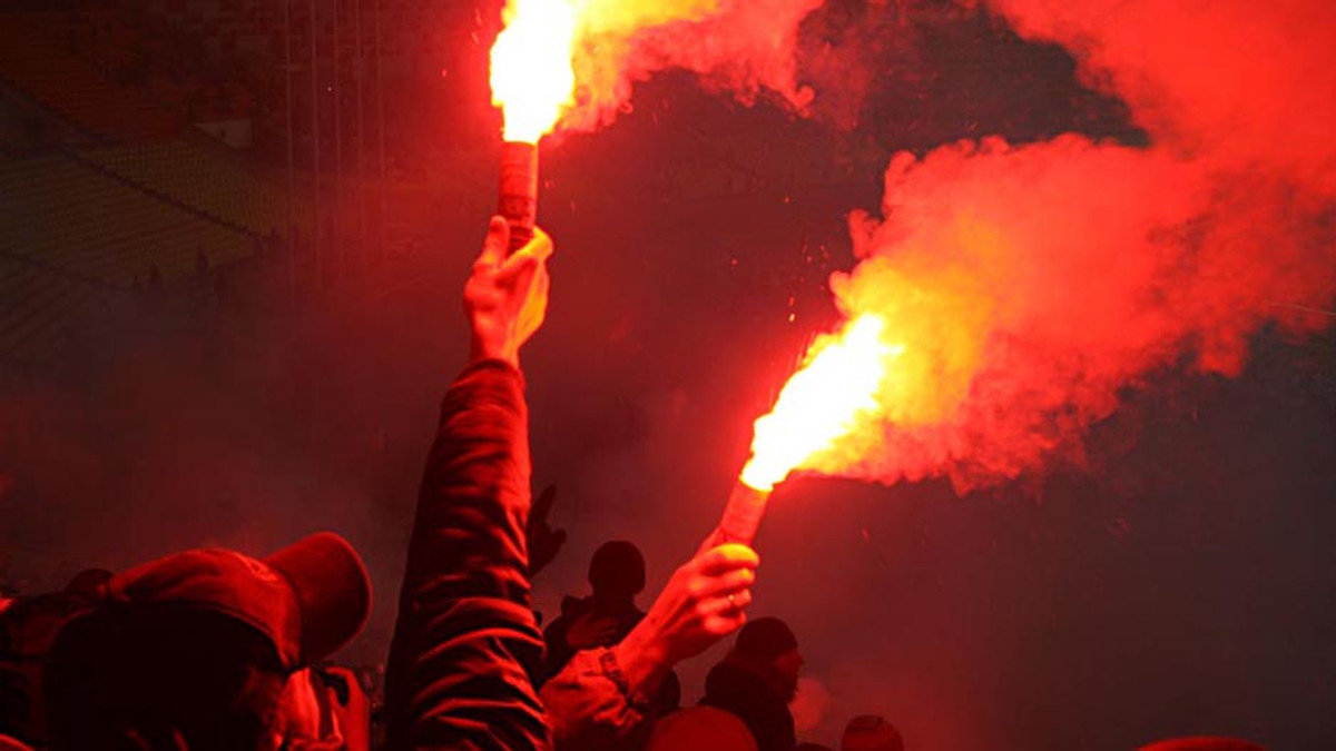 Невідомий запалив фаєр на Майдані - фото 1