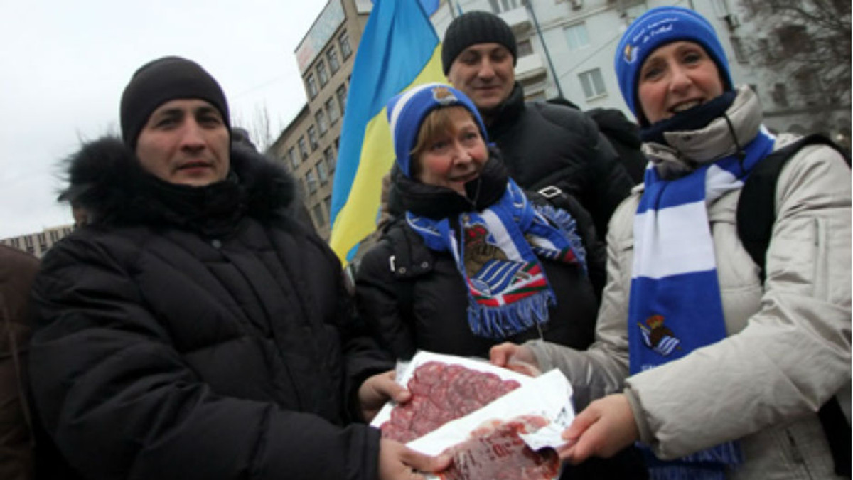 Суперники «Шахтаря» принесли ковбасу на Євромайдан Донецька - фото 1