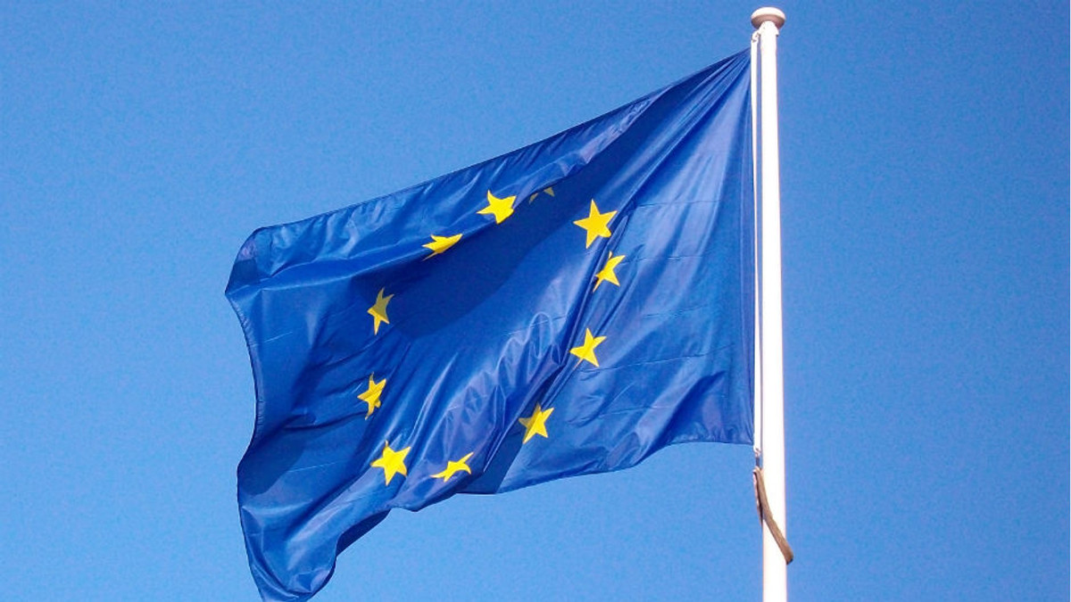 У Чернівцях над Ратушою вивісили прапор Євросоюзу - фото 1