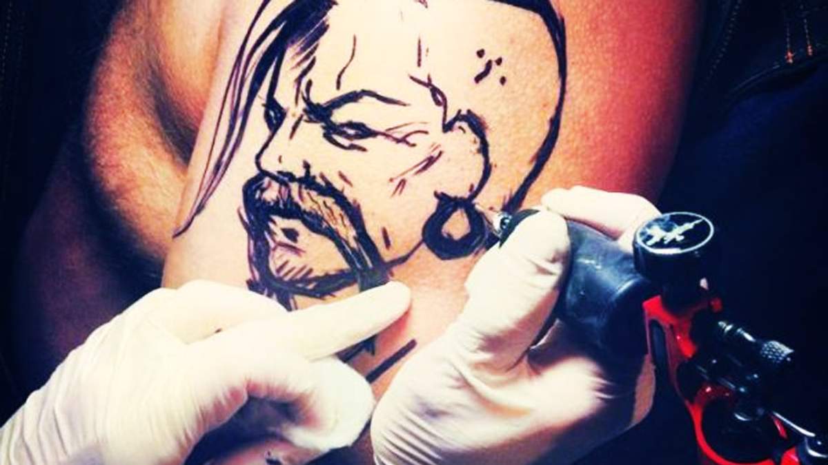 Терористи намагалися зрізати татуювання з руки полоненого - фото 1