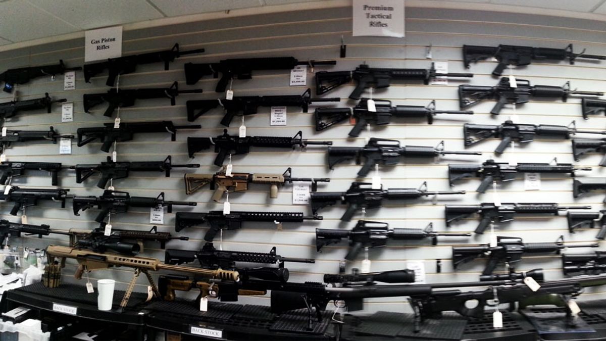 У Маріуполі намагались пограбувати магазини зброї - фото 1
