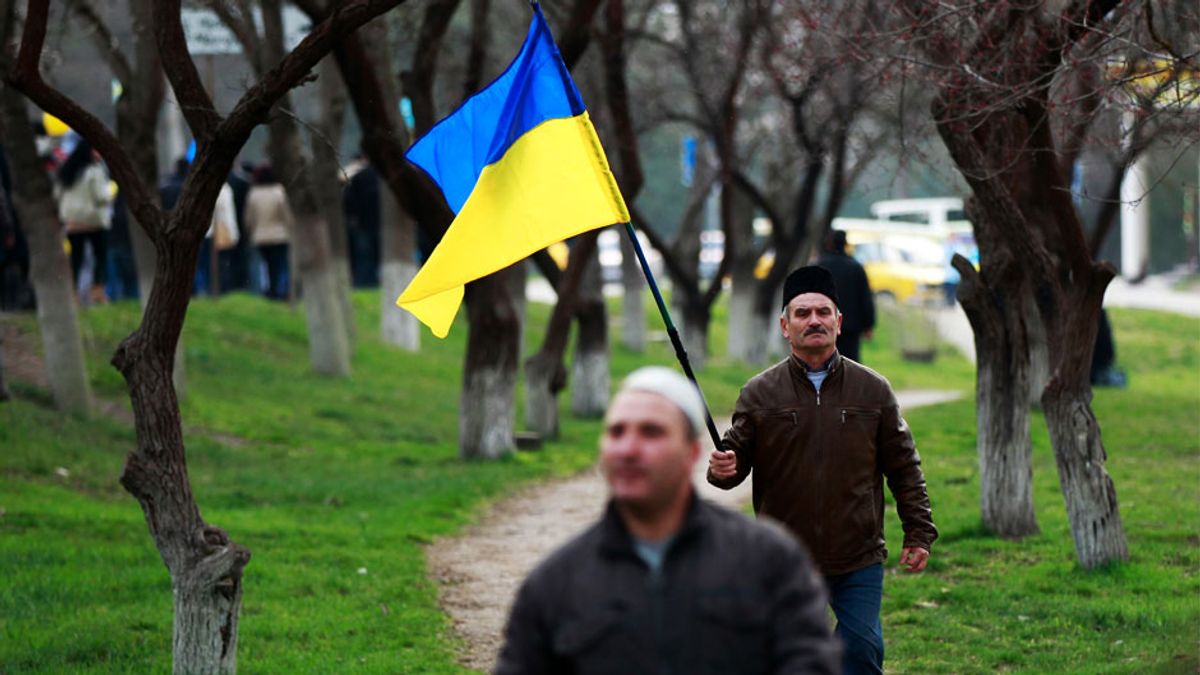 У Сімферополі поліція забороняє активістам тримати синьо-жовті стяги - фото 1