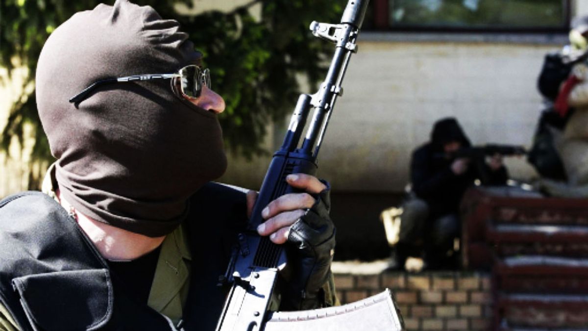 На Луганщині озброєні бойовики знищують списки виборців - фото 1