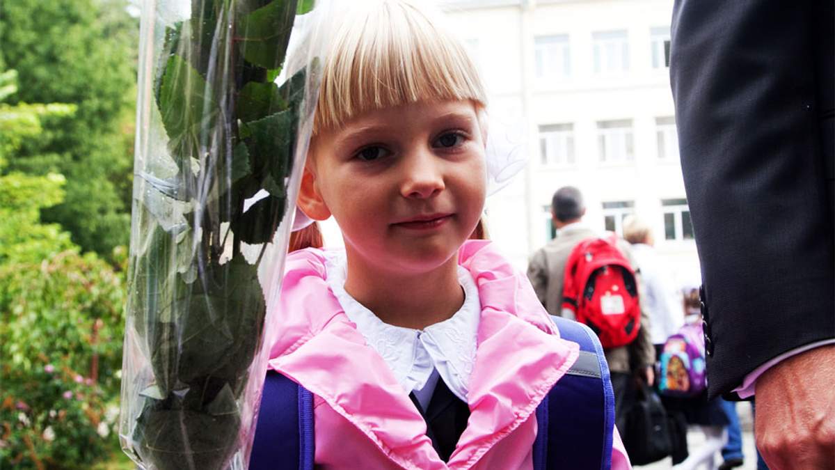 Донька Яценюка заспівала «Червону руту» на святковій лінійці (Відео) - фото 1