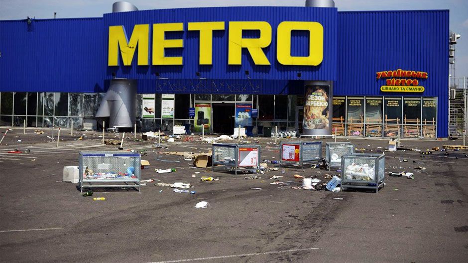 В розбитому терористами «Метро» знайшли тіла мирних громадян (Фото) - фото 1