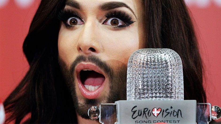 В Москві затримують жінок, які намалювали собі бороду (Фото) - фото 1